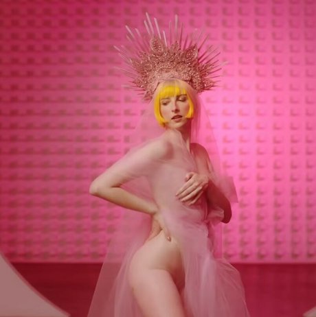 Tessa Violet modèle xxx img