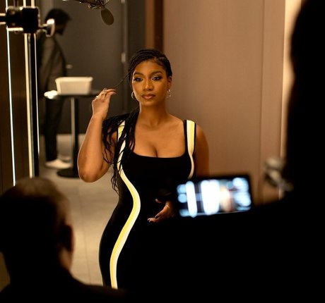Taylor Rooks haut étoile photos