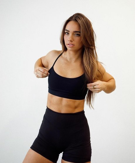 Kylie Holbeck modèle sexy img