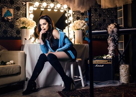 Elizabeth Gillies star du porno adulte des photos