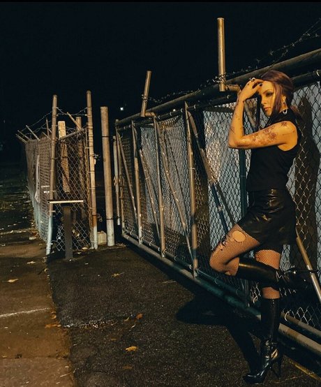 Elizabeth Gillies star du porno de haute qualité galeries