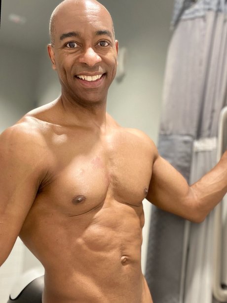 NudeGuyYoga étoile de l'art galeries