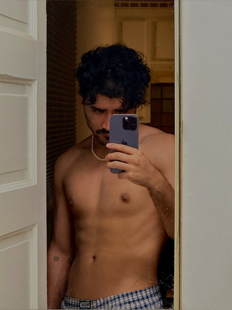 Rico Hernandez actrice chaude image