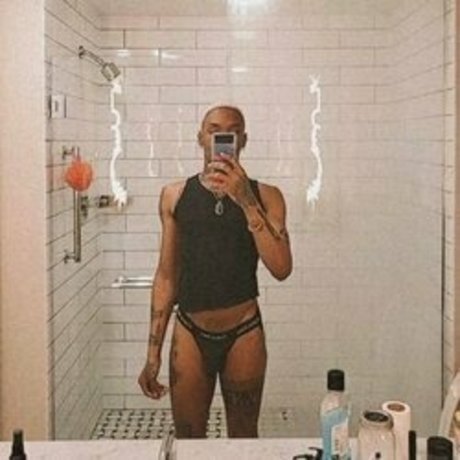 Norman Batez modèle sexy img