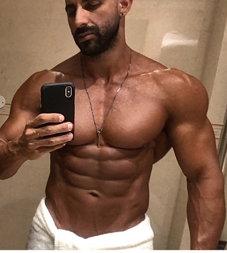 MASTER ACE star érotique photos