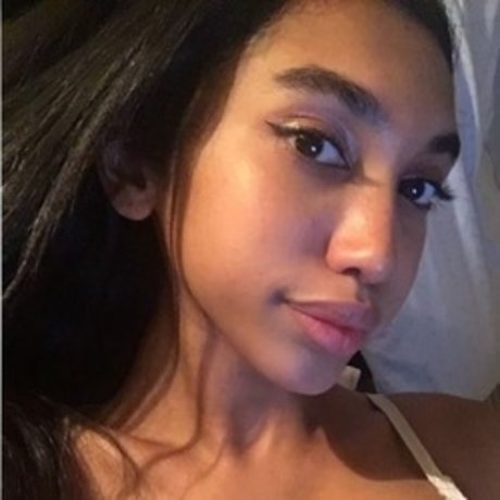 Alyssa Cova_ haut de star du porno galeries