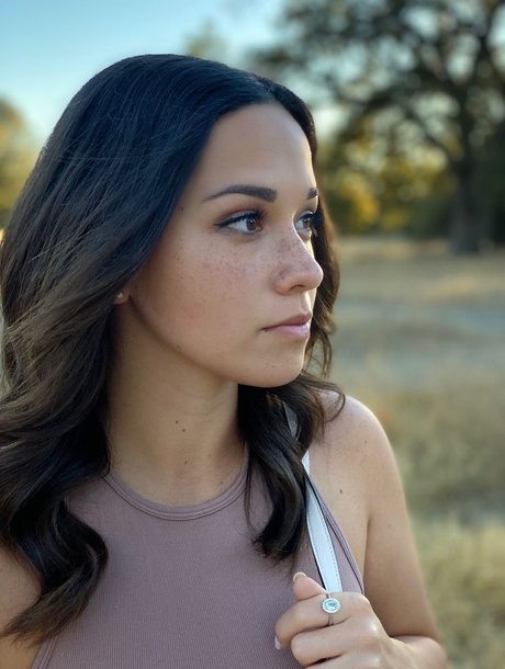 Alana Araya art modèle image