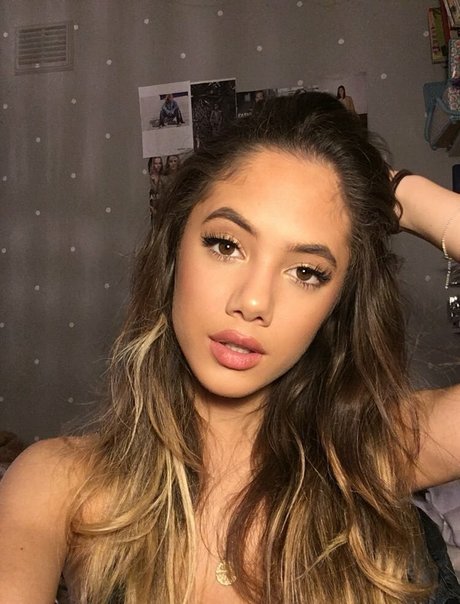 Saoirse Alicia Behzadi sexe star galerie