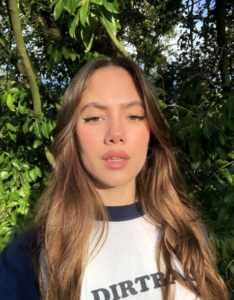 Saoirse Alicia Behzadi haut modèle img