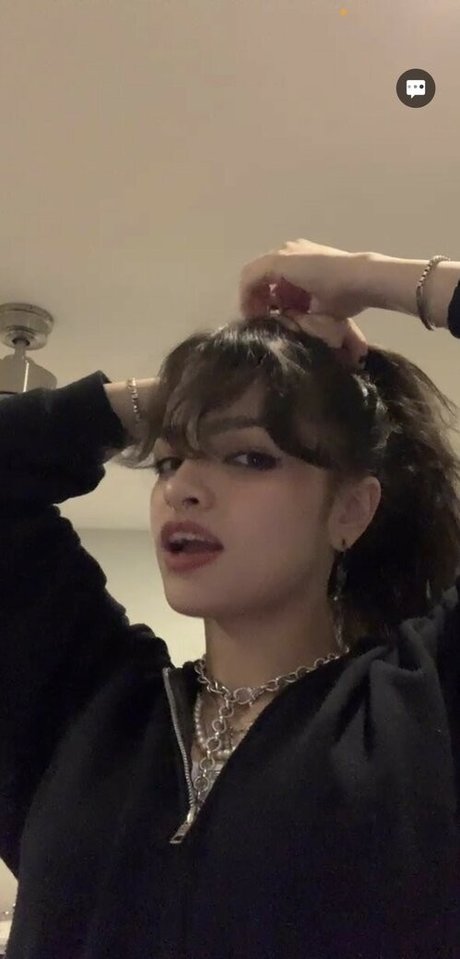 Ari Abdul modèle chaud archive