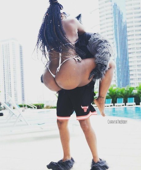 Chanya The Body étoile sexy photos