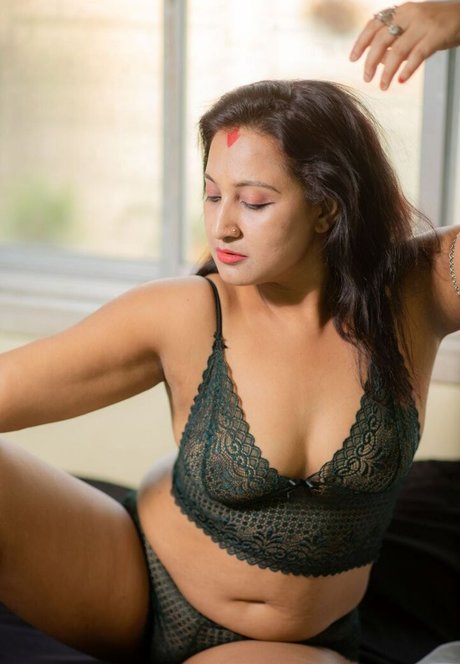 Mili Debnath Nude star du porno érotique image
