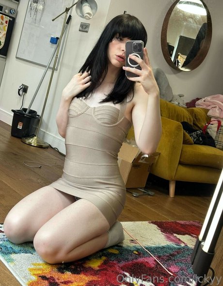 ickyypeach actrice exclusive des photos