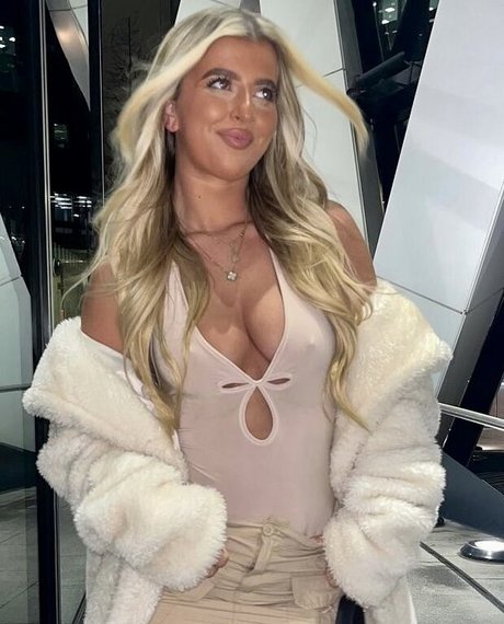 Izzy Taffs modèle sexy img