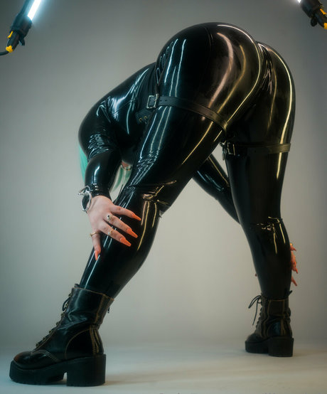 liizardqk modèle nu des photos