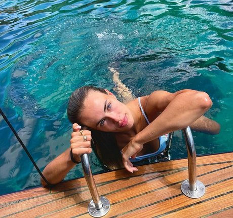 ébène maigre onlyfans adulte chaud photos