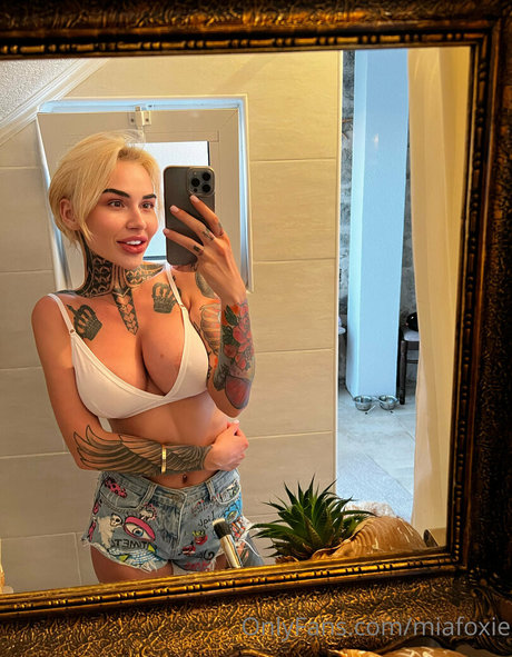 miafoxie actrice adulte photos