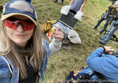 Femmefataleairsoft étoile de l'art galerie