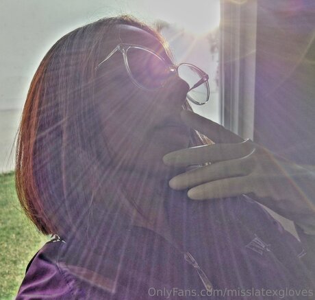 Miss Latex GLoves actrice de nus images