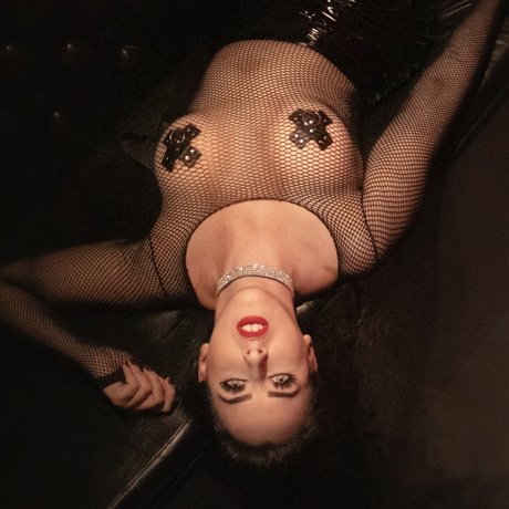 Mistress Nara Neveu_ star du porno sexy galerie