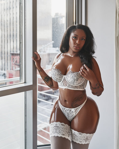 Charlotte Lavish VIP modèle porno archive