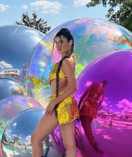 Sara Fructuoso modèle chaud photo