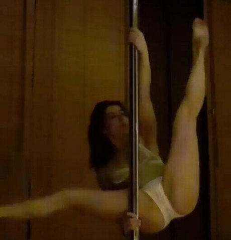 Aysegul Merve Yazici modèle artistique image