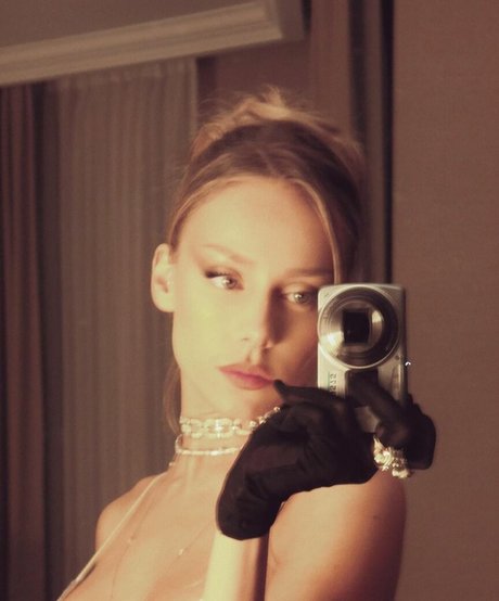 Ester Exposito star du porno nue photo