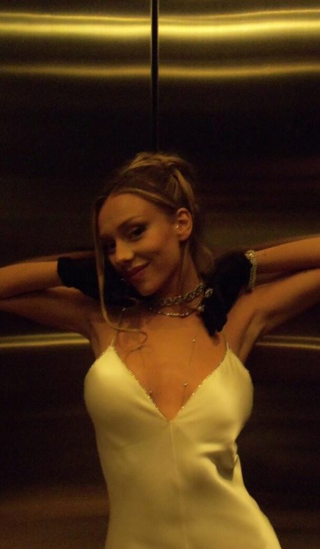 Ester Exposito modèle exclusif galeries