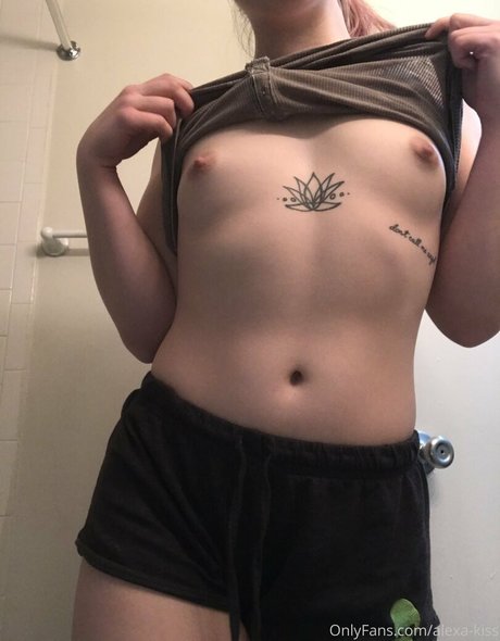 alexa kiss mannequin photos