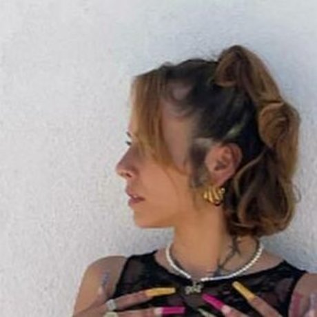 Wavyute modèle nu image