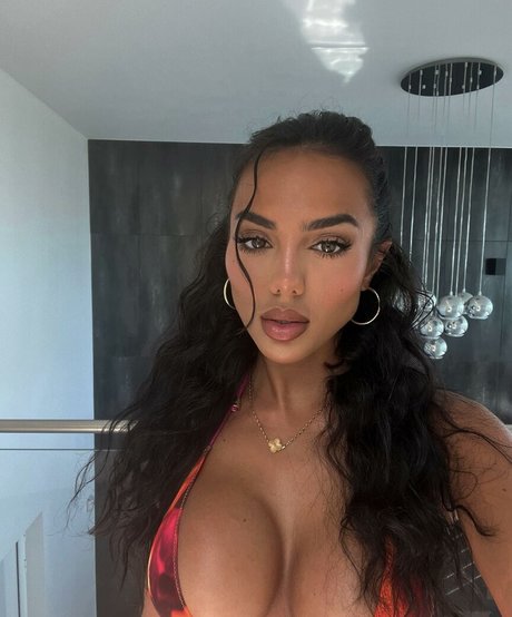 Arianna Ajtar modèle nu photos