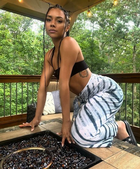 Alix Lapri haut modèle des photos