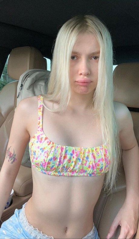 Aleyna Tilki modèle nu des photos