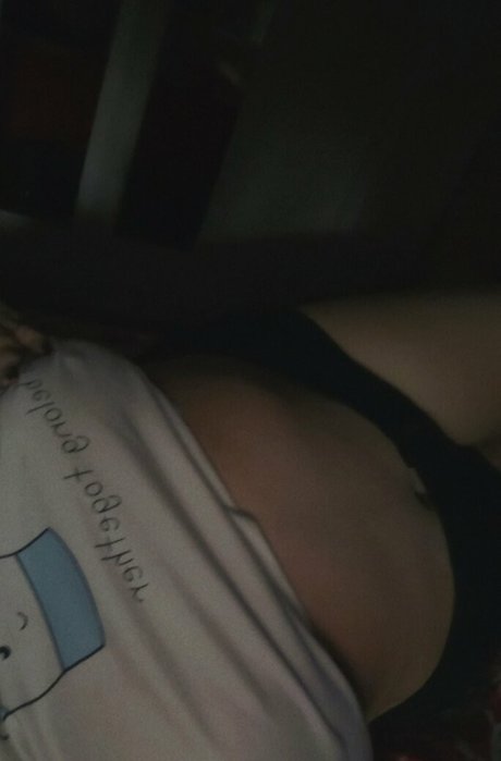 petite blonde onlyfans haut érotique image