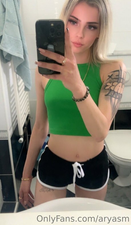 aryasm modèle nu photos