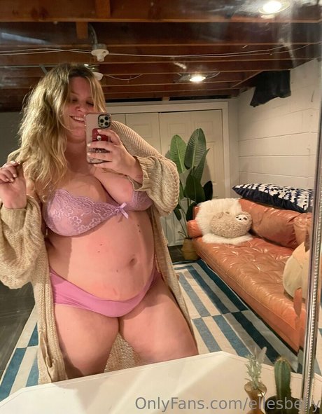 ellesbelly modèle érotique collection