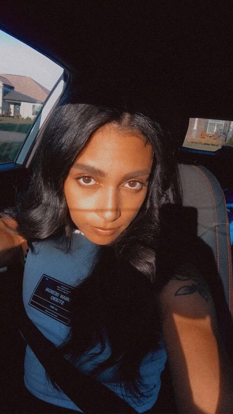 Dyani Bby art modèle archive