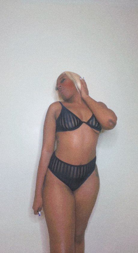 Yummi Baee modèle sexy image