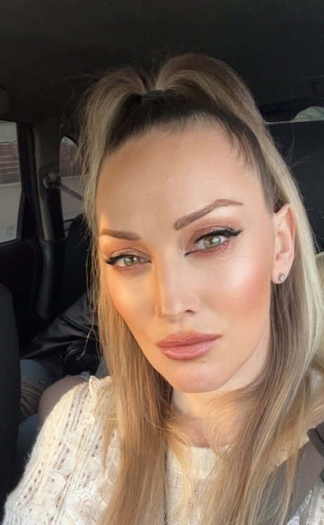 Daniela Evans mannequin photos