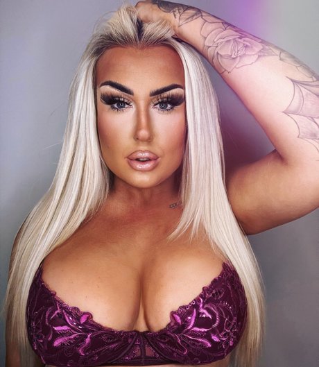 Hennessy SEXTING QUEEN_ étoile nue photos