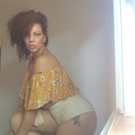 Nina Sanctos star du porno en haute qualité galerie