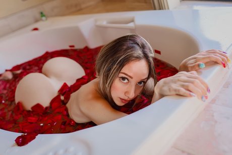 Nina Parodi star du porno érotique photo