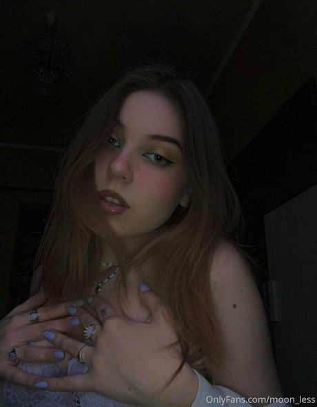 moon less actrice photos