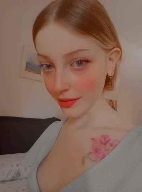 Agnese Innocente star du porno en haute qualité photos