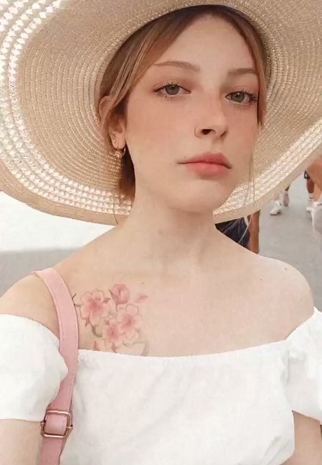 Agnese Innocente star du porno gratuit img