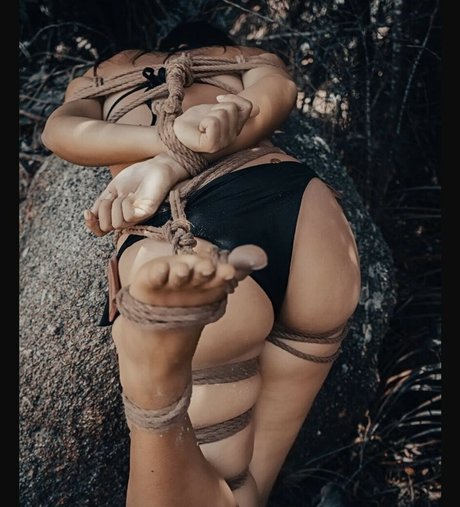 kyara in ropes actrice érotique collection