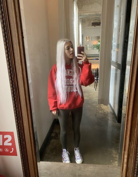 EvaElfie haut de star du porno des photos