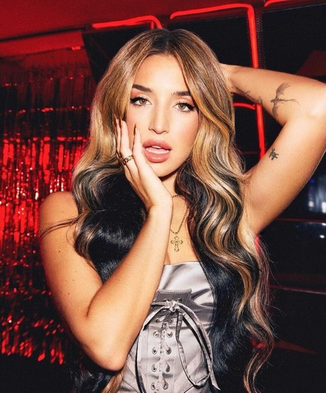 Lola Indigo star du porno img