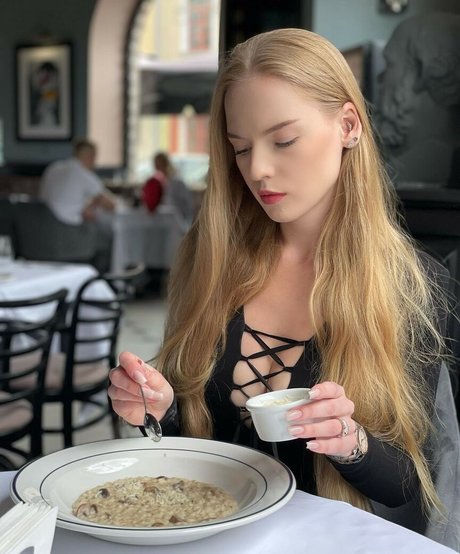 Oksana Neveselaya star du porno nue image